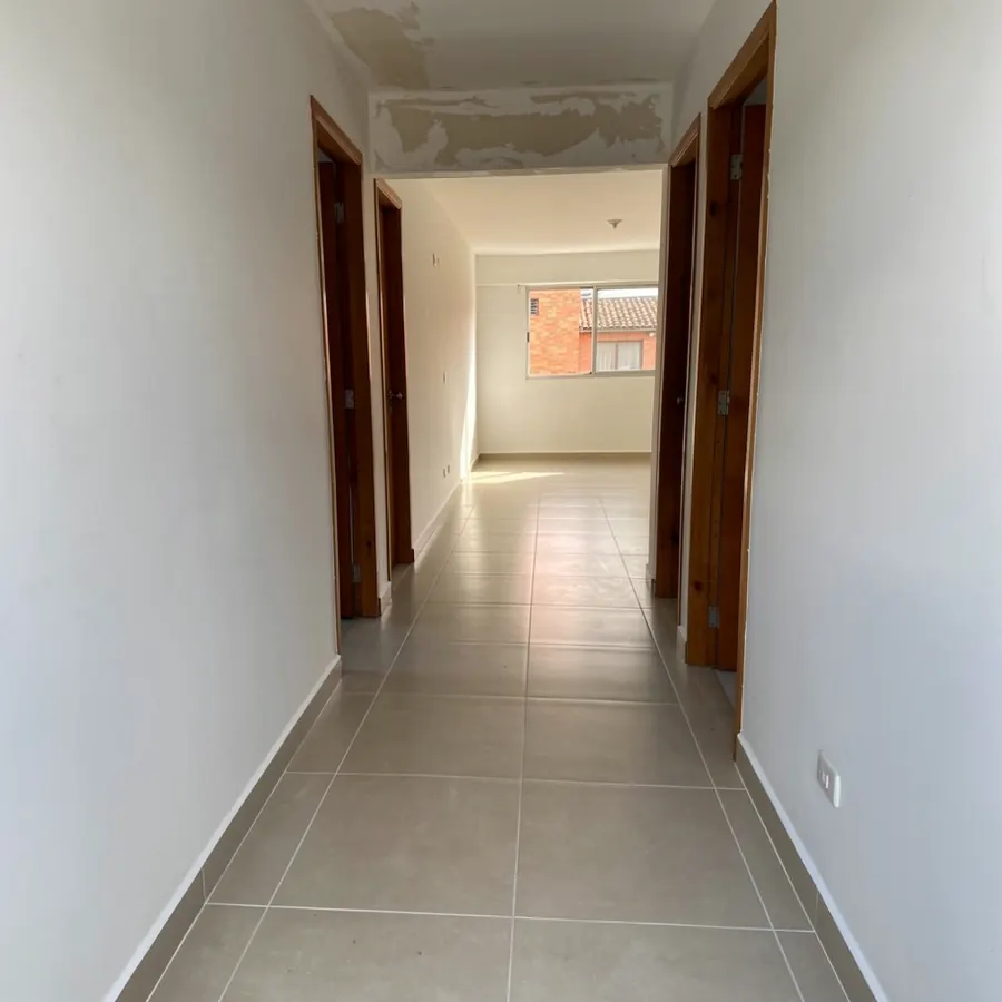 Apartamento remodelado con pisos nuevos de porcelanato