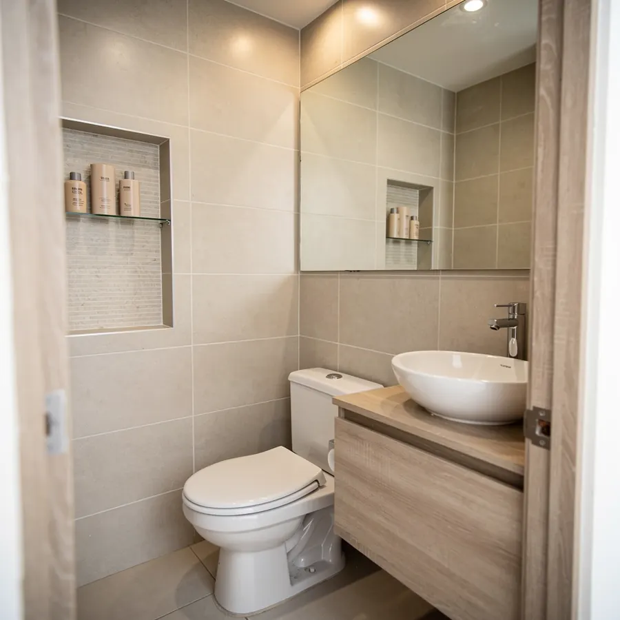 Baño social pequeño remodelado en apartamento
