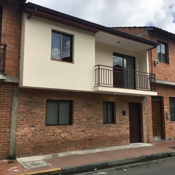Casa con segundo piso terminado en Medellín Casa con segundo piso terminado en Medellín