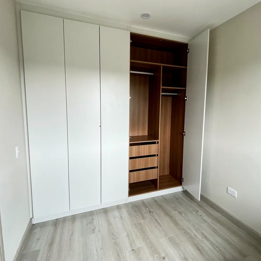 Closet a medida en apartamento nuevo