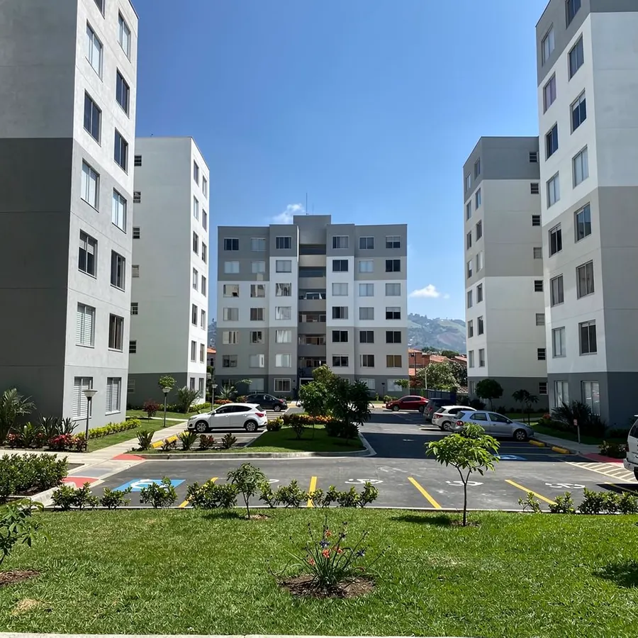 Conjunto residencial con fachadas pintadas y selladas