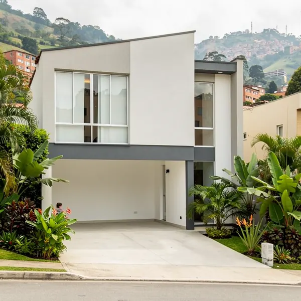 Fachada de casa pintada en tonos claros