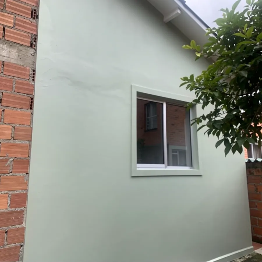 Muro exterior repintado tras resane