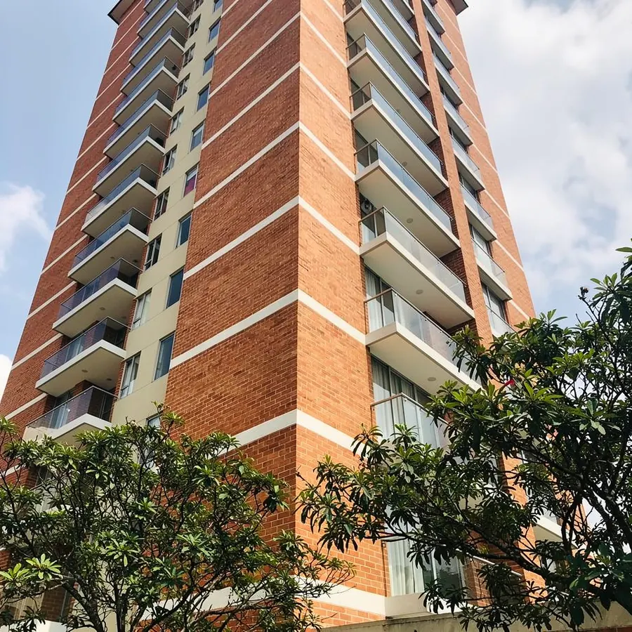 Torre de ladrillo con fachada restaurada